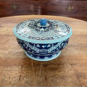 Vintage blue and white chinoiserie style metal tin bowl with lid container 7”
